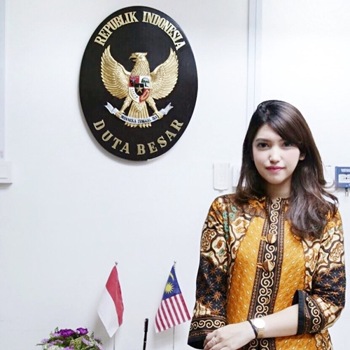 10 Aura cantik Dewi Paramita, sespri menteri sekaligus selebgram