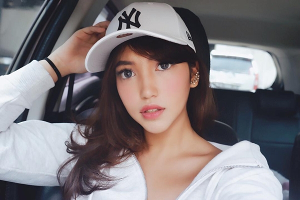 10 Aura cantik Dewi Paramita, sespri menteri sekaligus selebgram