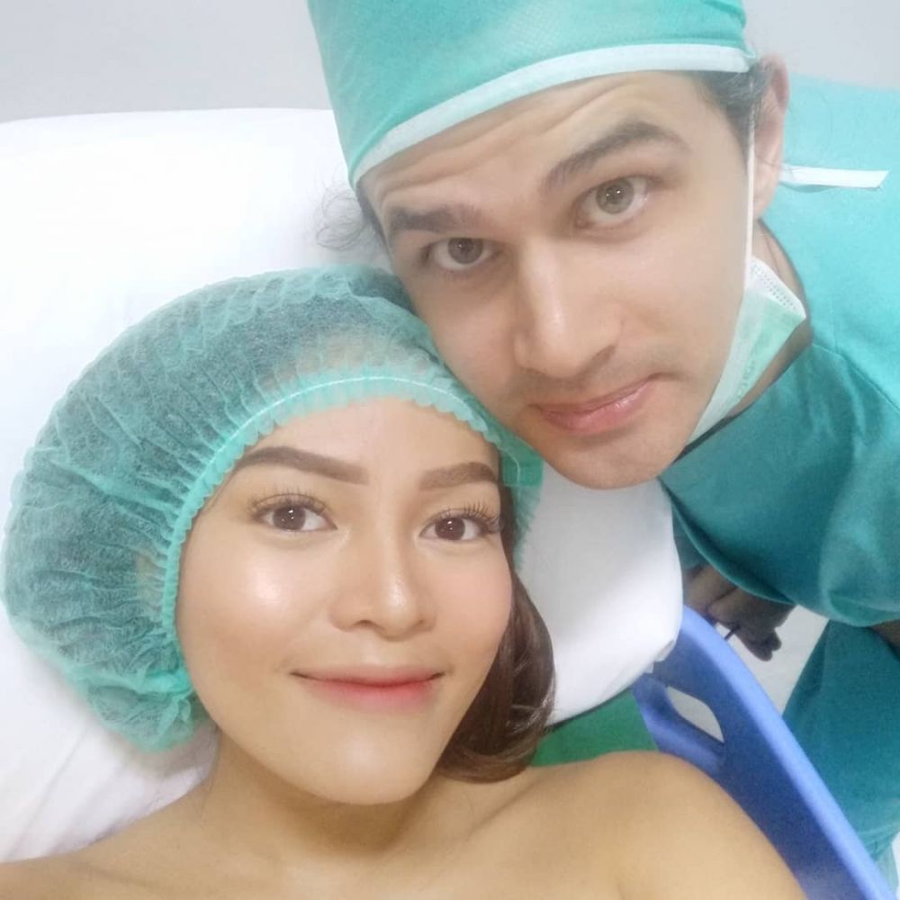 Tetap tampil cantik, 5 seleb ini sempat dandan sebelum melahirkan