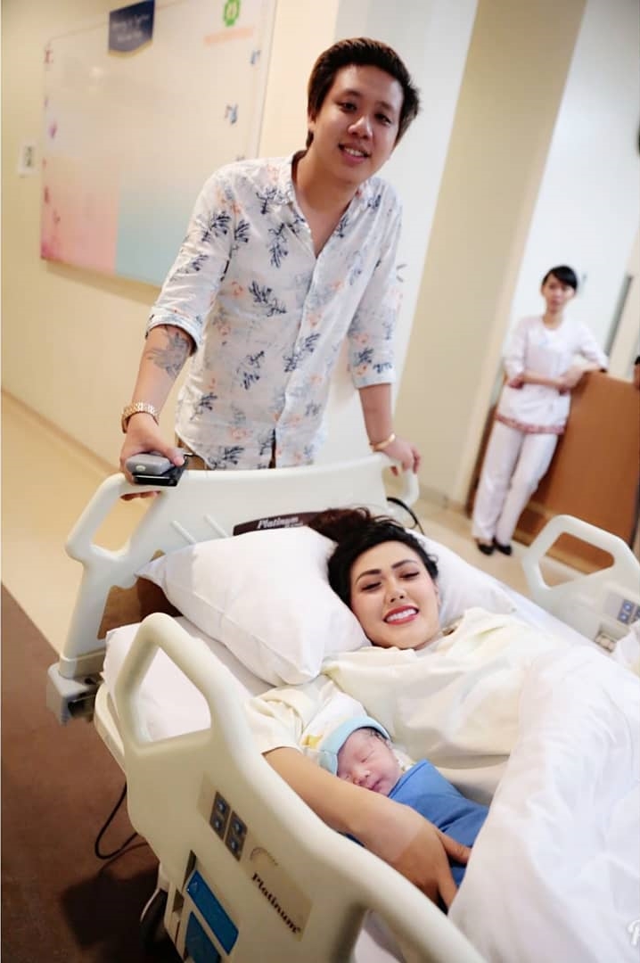 Tetap tampil cantik, 5 seleb ini sempat dandan sebelum melahirkan