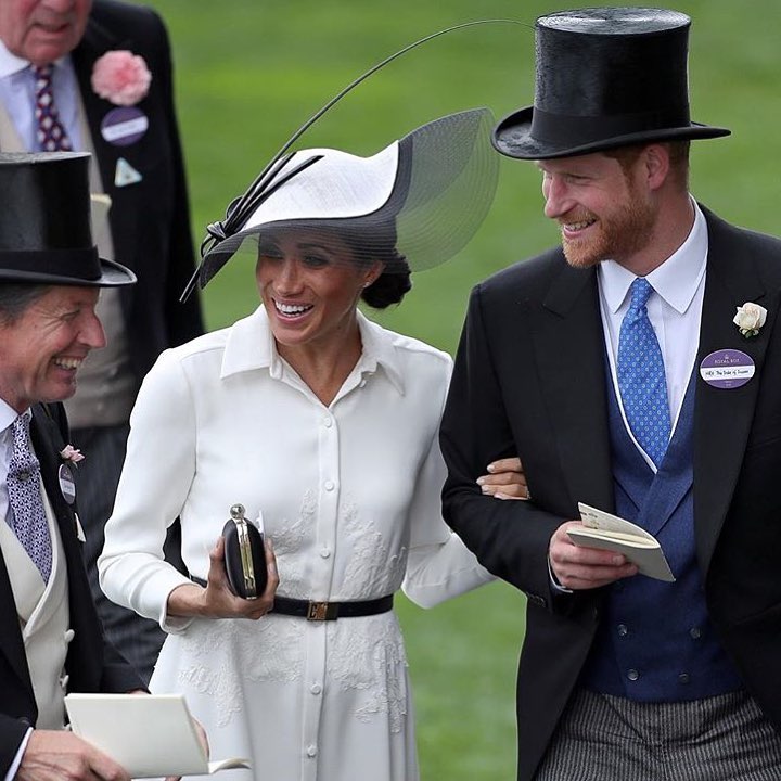 8 Potret Meghan-Harry bergandengan tangan, disebut langgar aturan