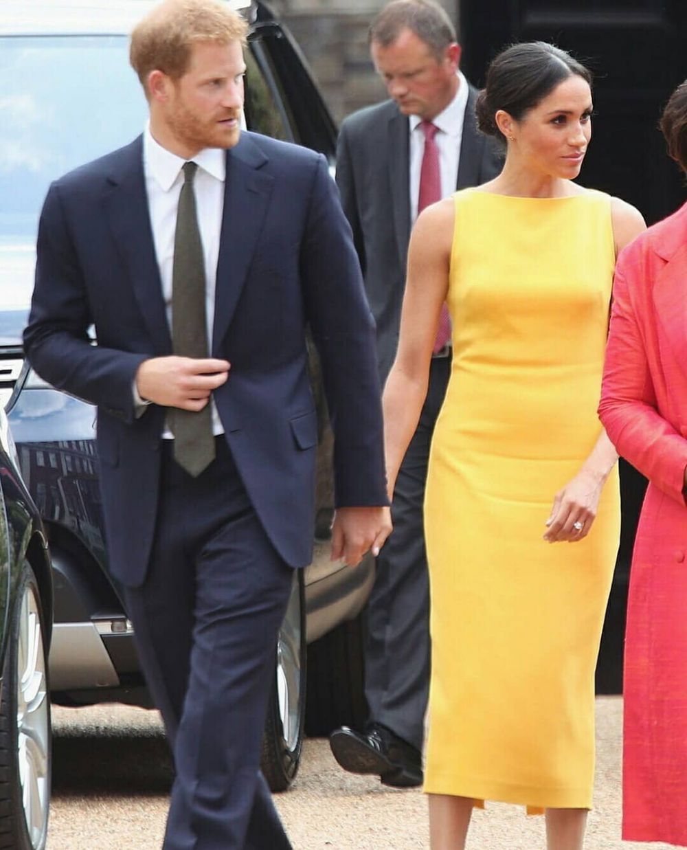 8 Potret Meghan-Harry bergandengan tangan, disebut langgar aturan