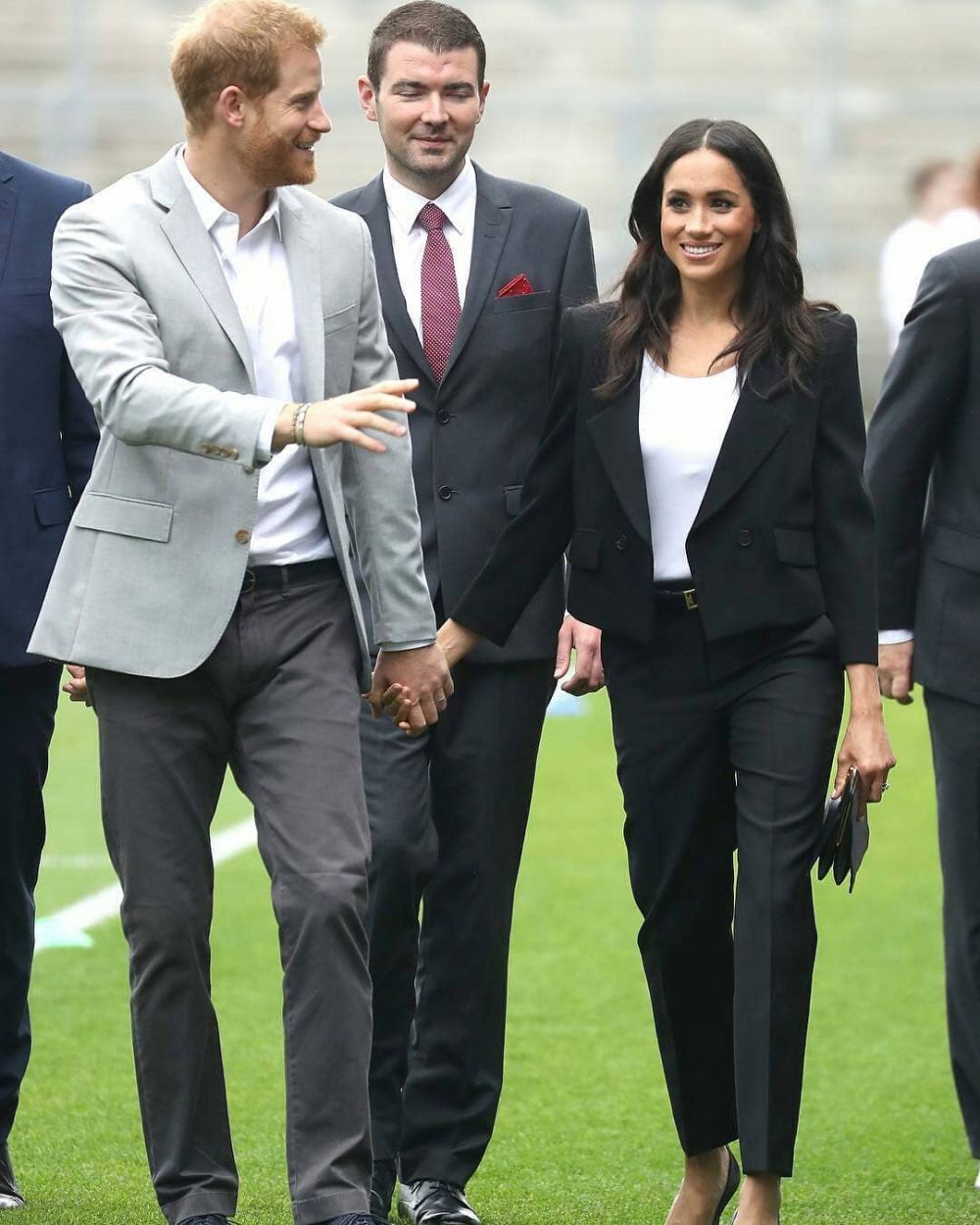 8 Potret Meghan-Harry bergandengan tangan, disebut langgar aturan