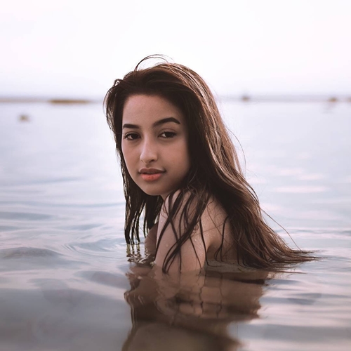 Baru berusia 16 tahun, 10 gaya Jennifer Coppen ini kelewat seksi