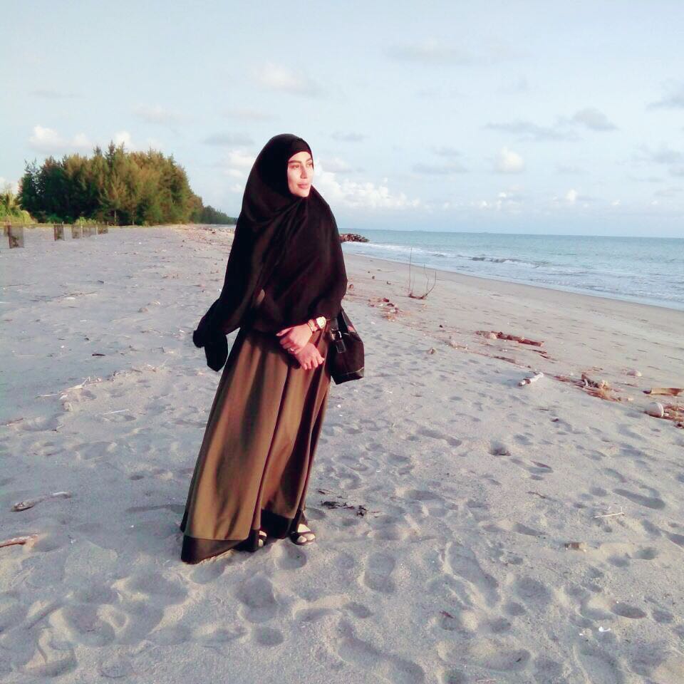 Dulu tampil seksi banget, 7 seleb cantik ini sekarang pilih berhijab