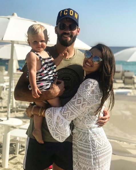 Usai kalah di Piala Dunia, 7 pesepak bola ini liburan bareng pasangan