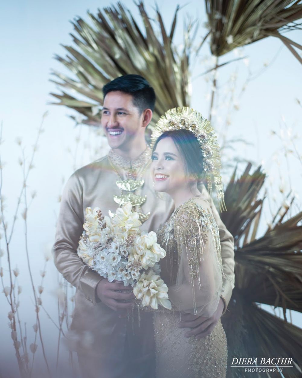 Tak melulu glamor, 4 seleb ini kenakan busana adat untuk prewedding