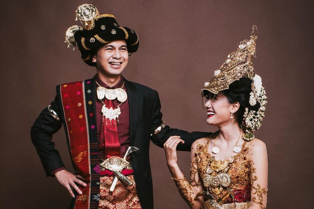 Tak melulu glamor, 4 seleb ini kenakan busana adat untuk prewedding