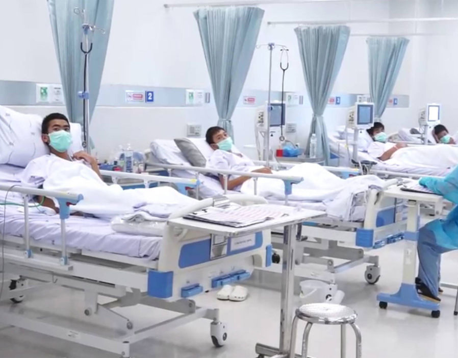 10 Foto perdana korban terjebak di gua usai dievakuasi & dirawat di RS