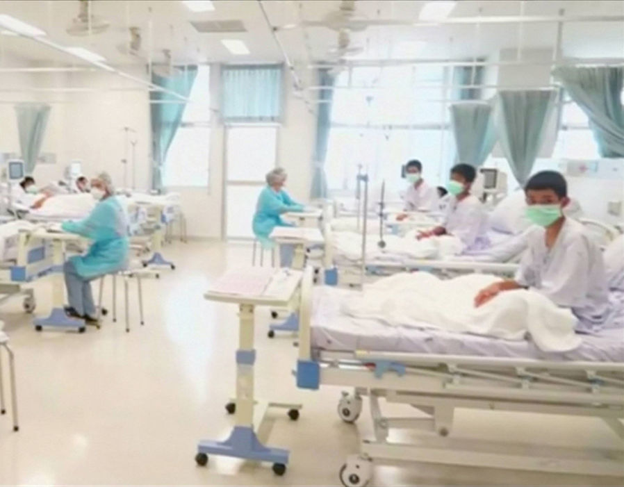 10 Foto perdana korban terjebak di gua usai dievakuasi & dirawat di RS