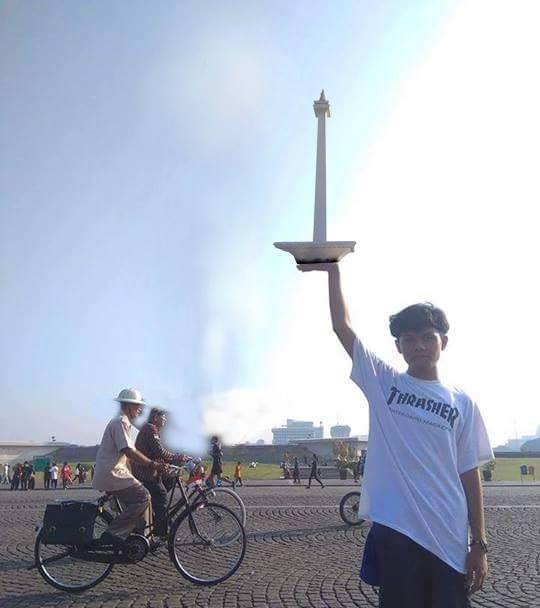 Cowok ini minta fotonya diedit sentuh Monas, 10 hasilnya kocak pol