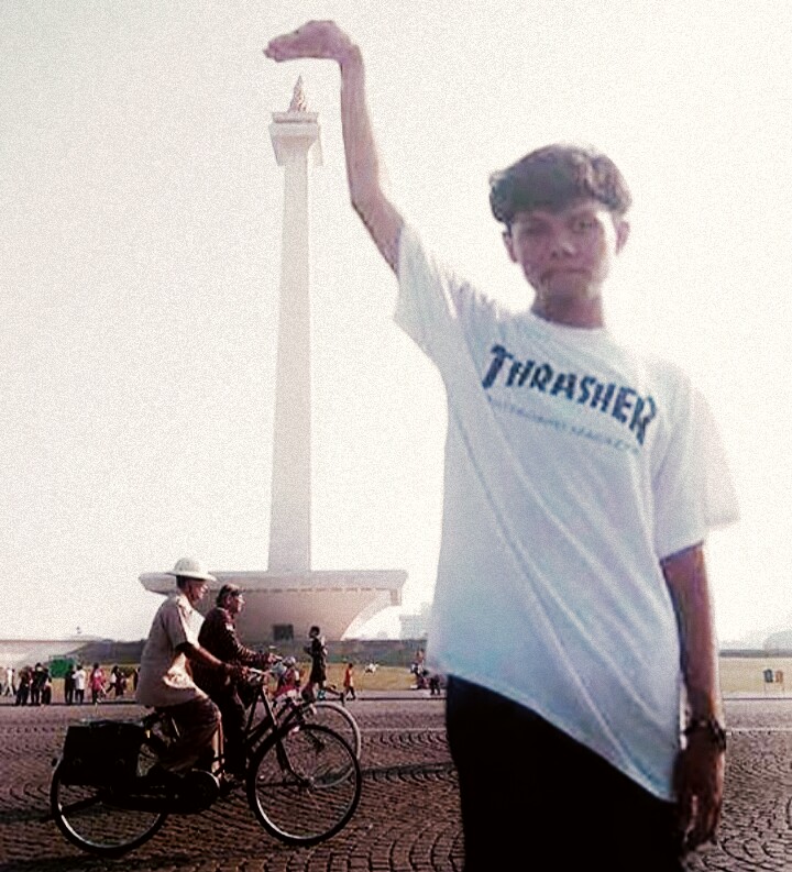 Cowok ini minta fotonya diedit sentuh Monas, 10 hasilnya kocak pol