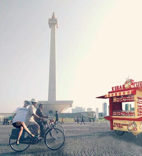 Cowok ini minta fotonya diedit sentuh Monas, 10 hasilnya kocak pol