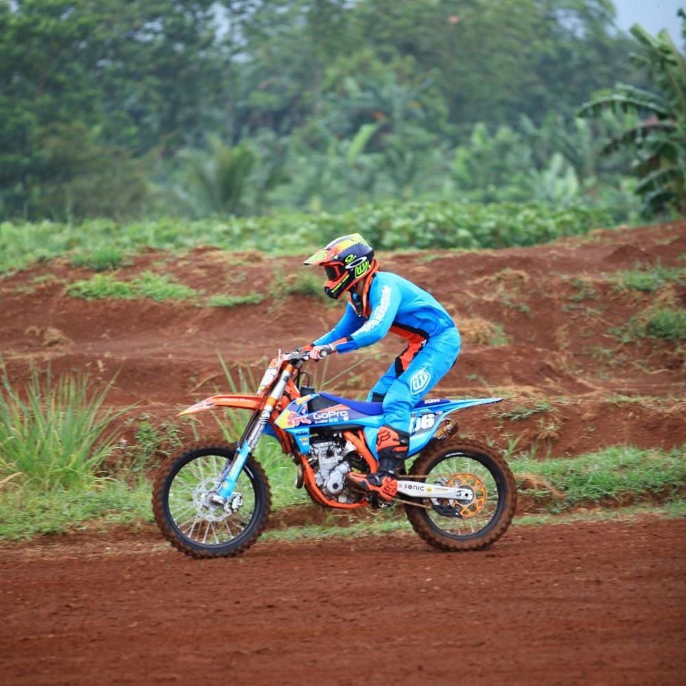 Bikin cewek berdebar, ini 8 gaya Ali Syakieb di atas motor trail