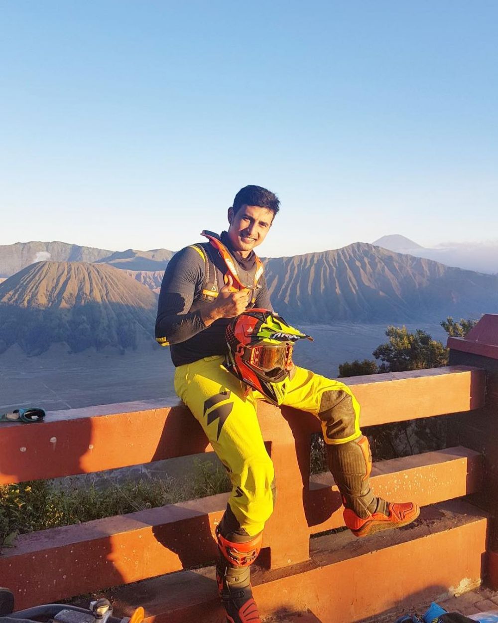 Bikin cewek berdebar, ini 8 gaya Ali Syakieb di atas motor trail