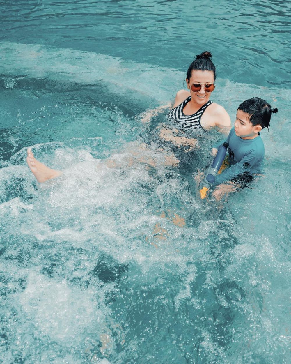 Hangat, ini 8 kedekatan Sharena Delon dengan anaknya saat hamil kedua