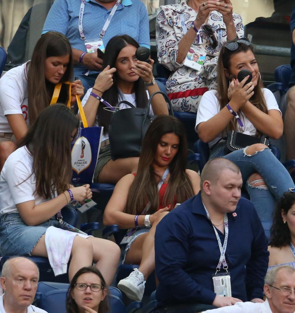 Ini kelakuan cuek WAGs pemain Inggris saat saksikan timnya kalah