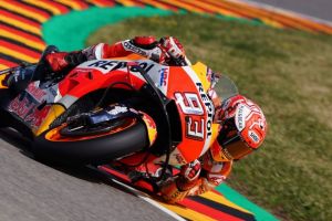 Detik-detik Marquez selebrasi di tengah fans Rossi usai juara Jerman