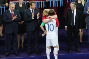 Ekspresi Presiden Kroasia saat peluk Modric usai kalah ini mengharukan