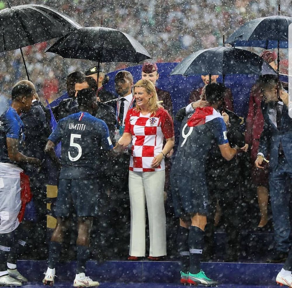 Presiden Kroasia peluk semua orang saat pengalungan medali, sweet abis