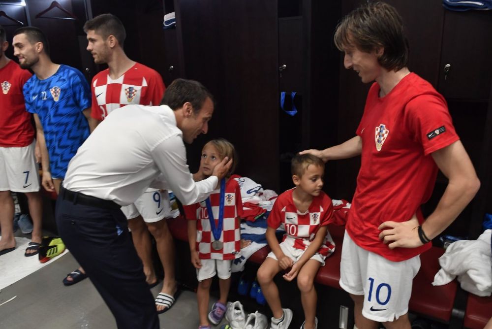 Presiden Kroasia peluk pemain Prancis, ini balasan Presiden Prancis