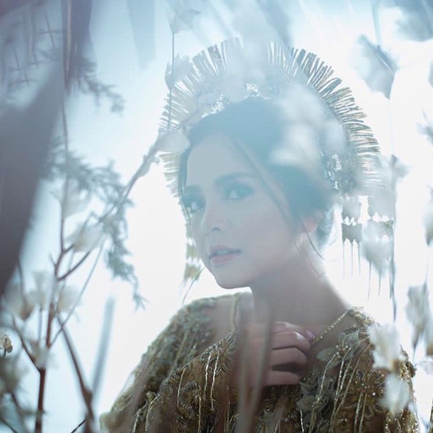 8 Potret prewedding Tasya Kamila & Randi, berkonsep adat Minang