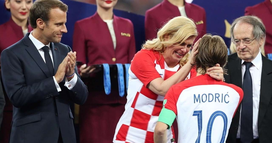 Ini momen manis Presiden Kolinda peluk pemain Kroasia di ruang ganti