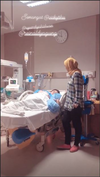 Melahirkan anak pertama, ini 8 momen haru persalinan Vicky Shu