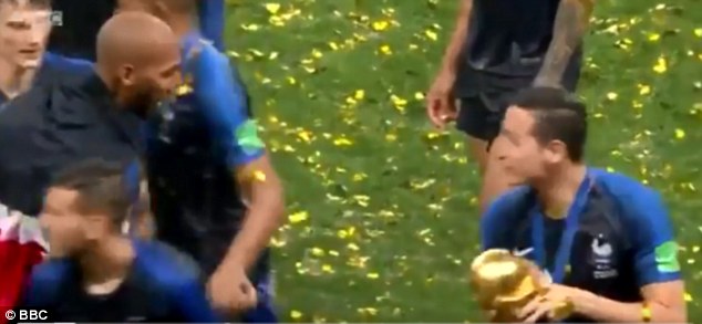 Jadi juara, bintang Prancis ini malu-malu pose sama trofi Piala Dunia