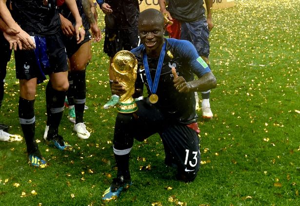Jadi juara, bintang Prancis ini malu-malu pose sama trofi Piala Dunia