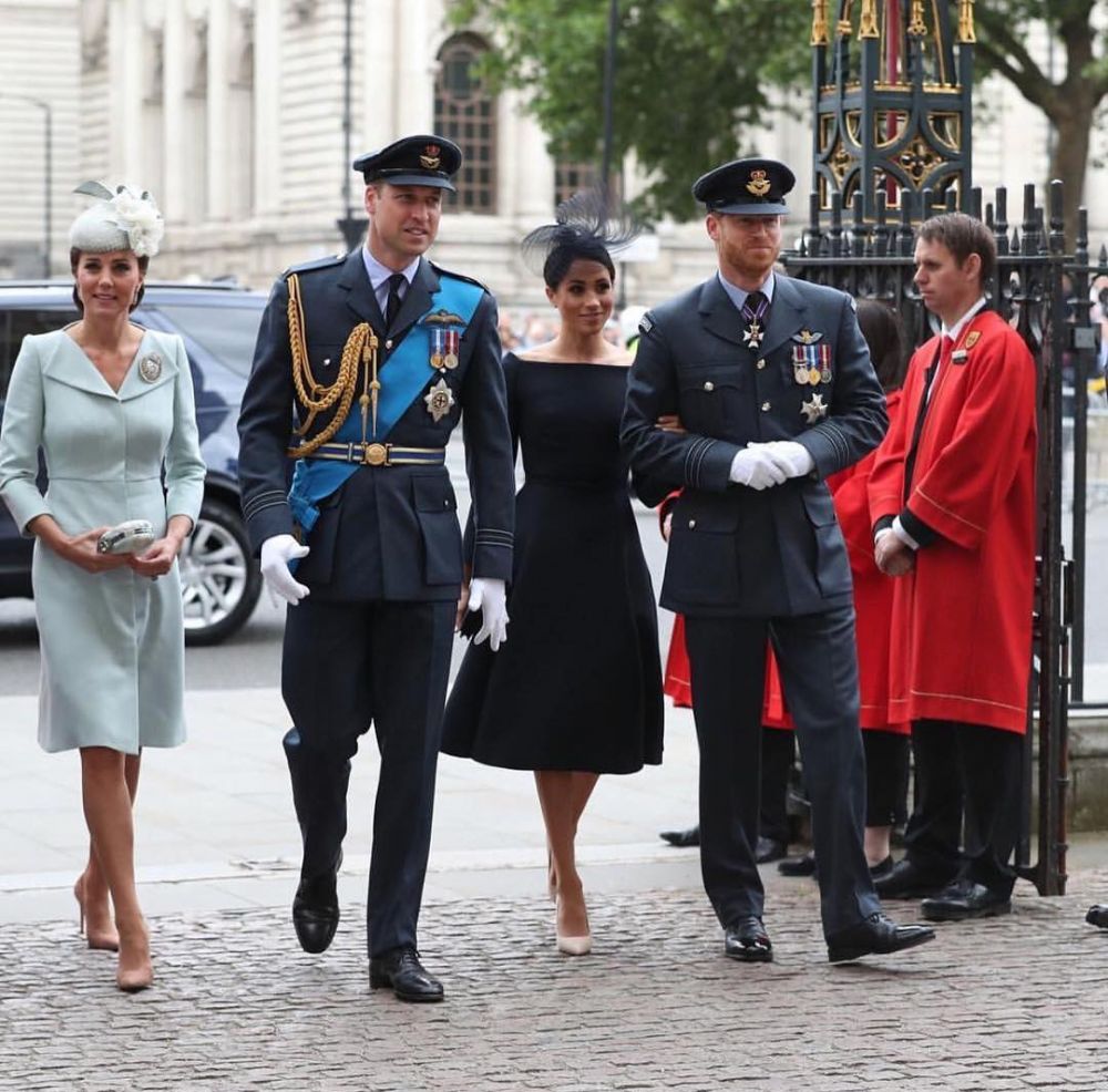 Jadi pusat sorotan, ini 11 beda gaya mesra William-Kate & Harry-Meghan