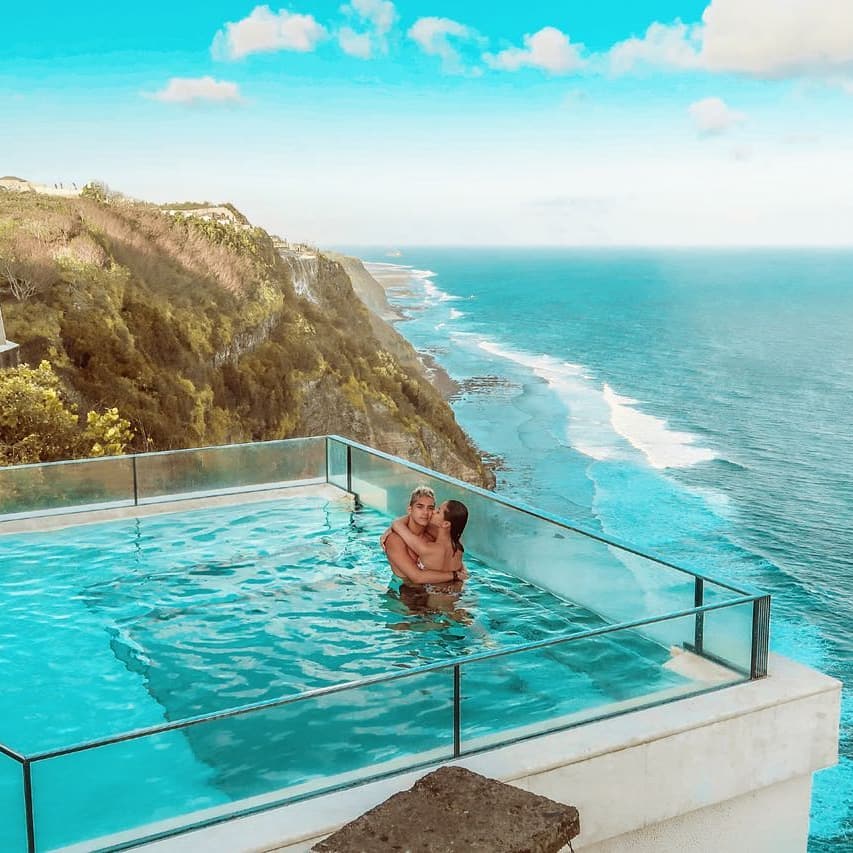 5 Seleb ini berani pamer foto mesra di kolam renang, bak suami istri