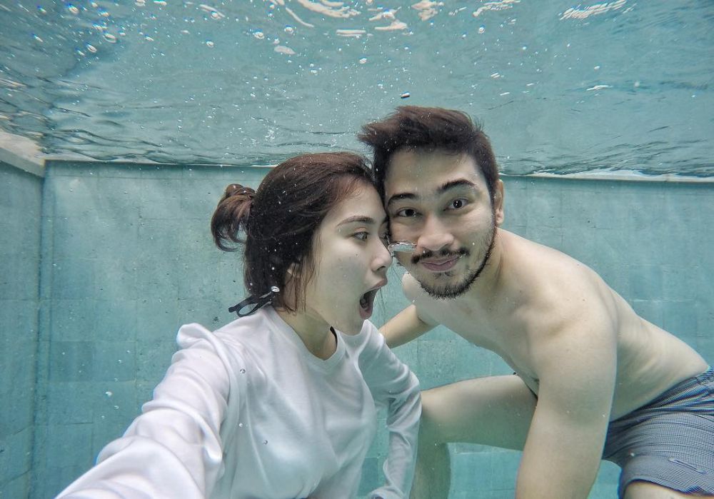5 Seleb ini berani pamer foto mesra di kolam renang, bak suami istri