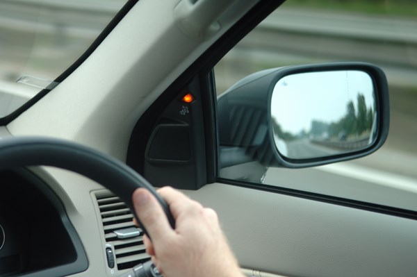 Sering diabaikan, ini 5 posisi blindspot mobil yang bikin kecelakaan