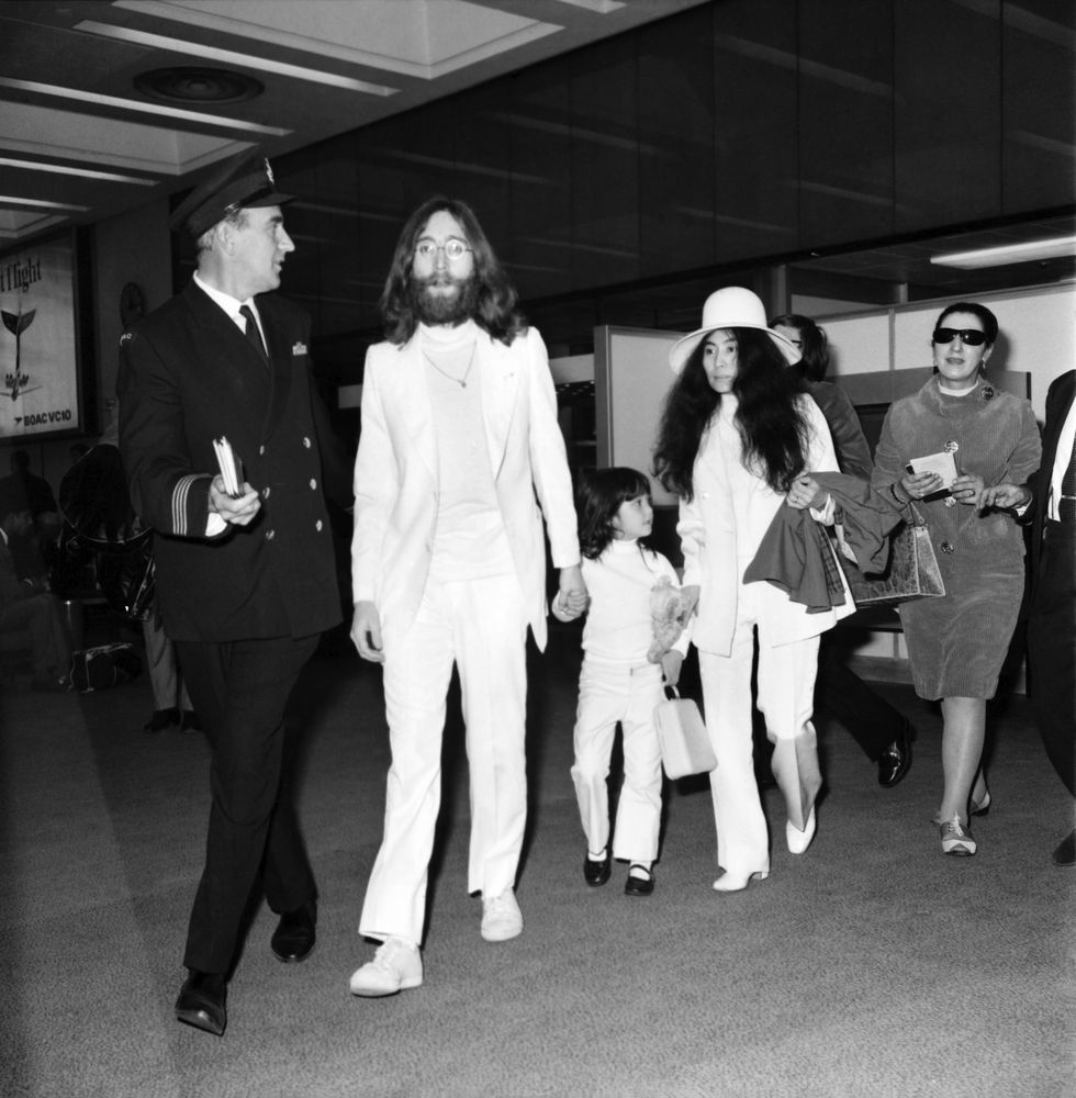 10 Gaya airport look seleb Hollywood di tahun 70-an, jarang terungkap
