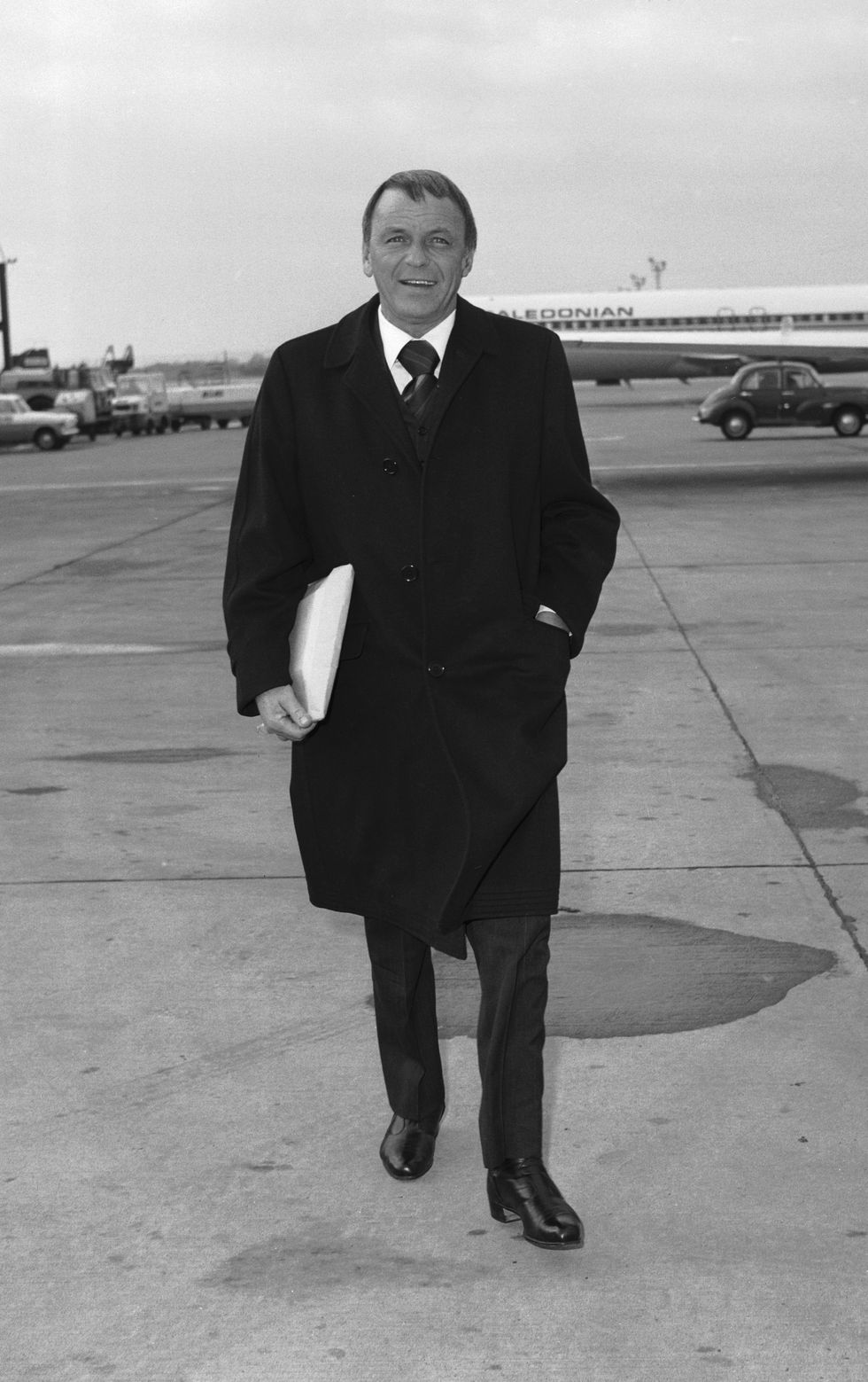 10 Gaya airport look seleb Hollywood di tahun 70-an, jarang terungkap