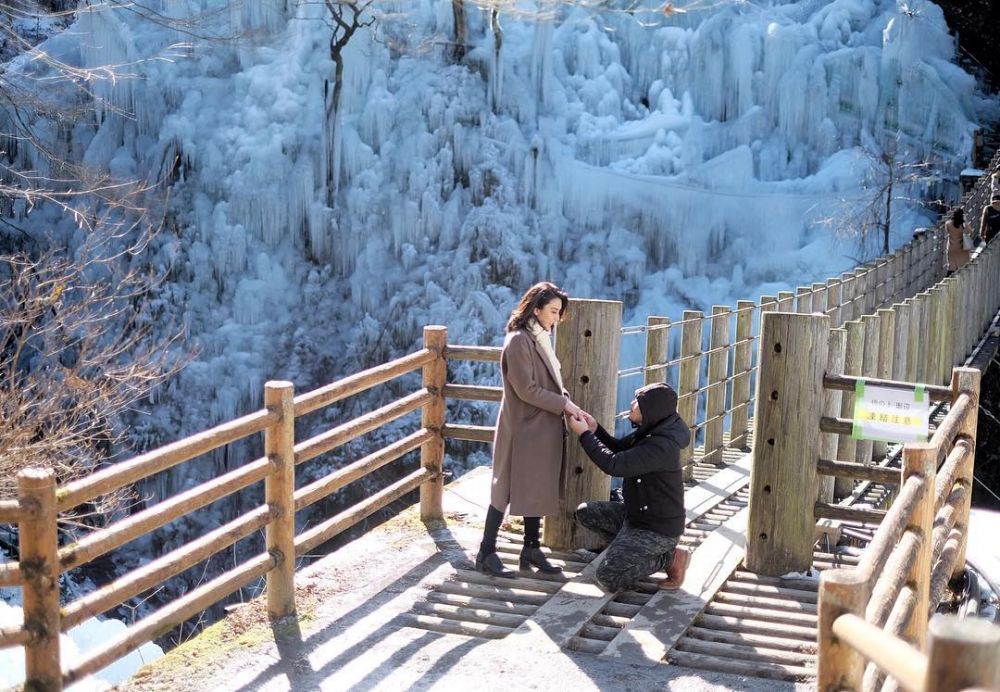 Romantis abis, begini cara 6 seleb cantik dilamar kekasih