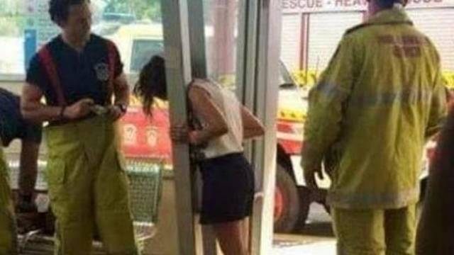 10 Momen cewek apes terjepit ini melihatnya bikin ikutan sesak