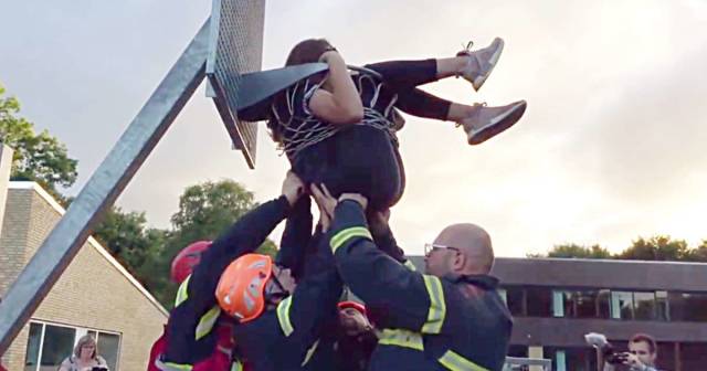 10 Momen cewek apes terjepit ini melihatnya bikin ikutan sesak