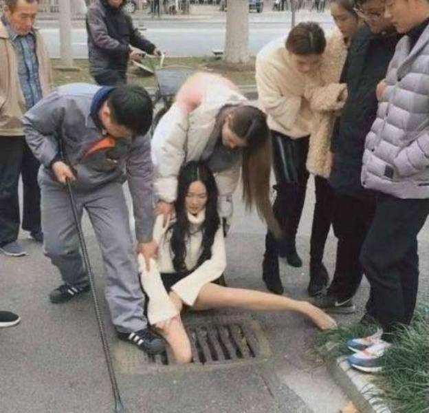 10 Momen cewek apes terjepit ini melihatnya bikin ikutan sesak