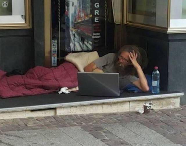 10 Momen saat orang bodo amat dengan sekitarnya, bikin tepuk jidat