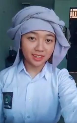 8 Parodi berjilbab ala hijaber ini kreatif sekaligus buat senyum tipis