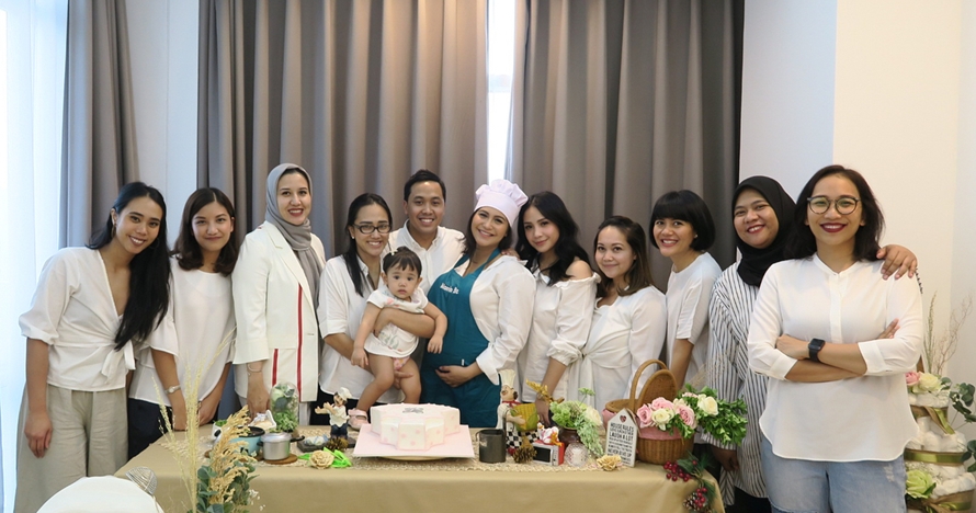 8 Potret keseruan baby shower Caca Tengker, bertema ala koki