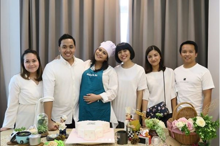 8 Potret keseruan baby shower Caca Tengker, bertema ala koki