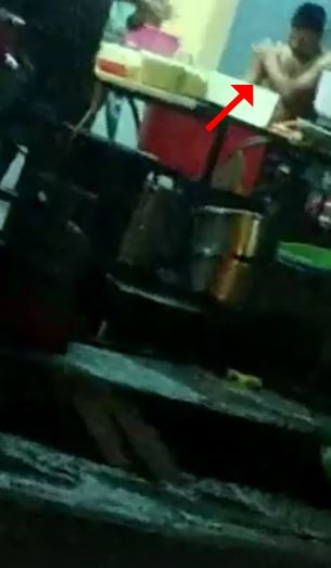 Tak pakai baju, yang dilakukan pramusaji ini bikin kamu ilfil parah