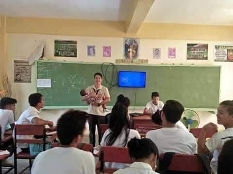 Kisah di balik foto guru gendong bayi saat ujian ini bikin haru