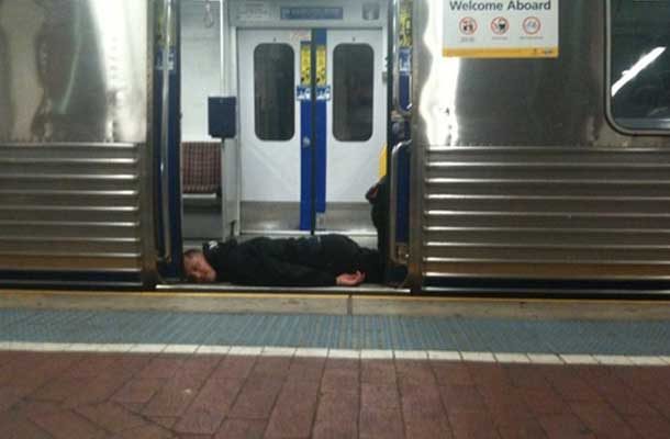 Lagi viral, 10 potret orang tidur sembarangan ini bikin kamu bingung