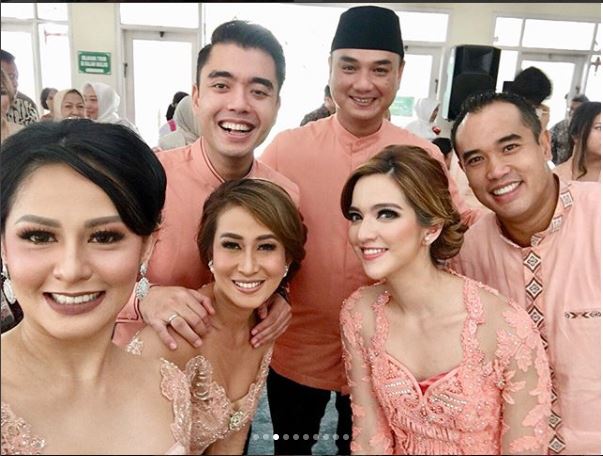 Jarang terekspos, ini 10 potret kedekatan Nia Ramadhani & 4 kakaknya