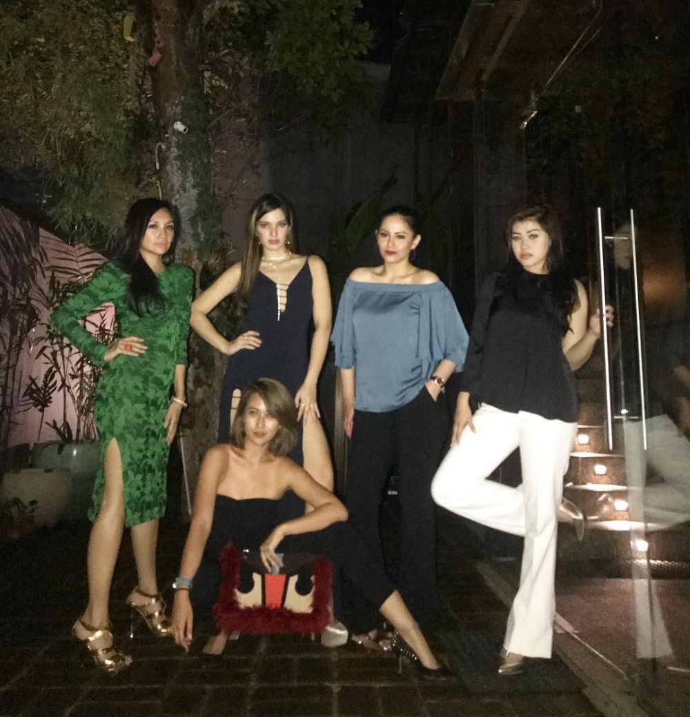 Jarang terekspos, ini 10 potret kedekatan Nia Ramadhani & 4 kakaknya