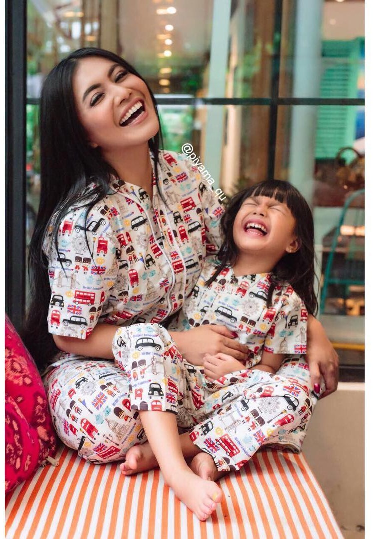 Kompak abis, ini 10 momen ceria Denada & putrinya saat kembaran baju